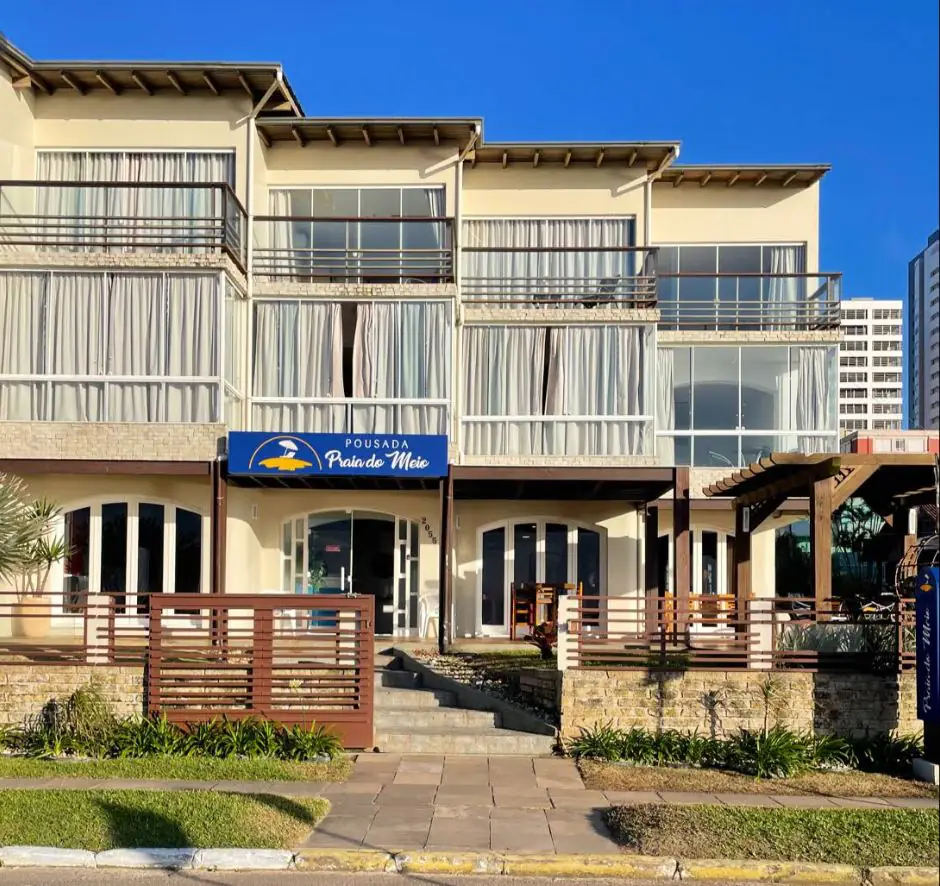 Fachada da Pousada Praia do Meio, de frente para o mar, na Av. Beira Mar, Prainha, Torres/RS