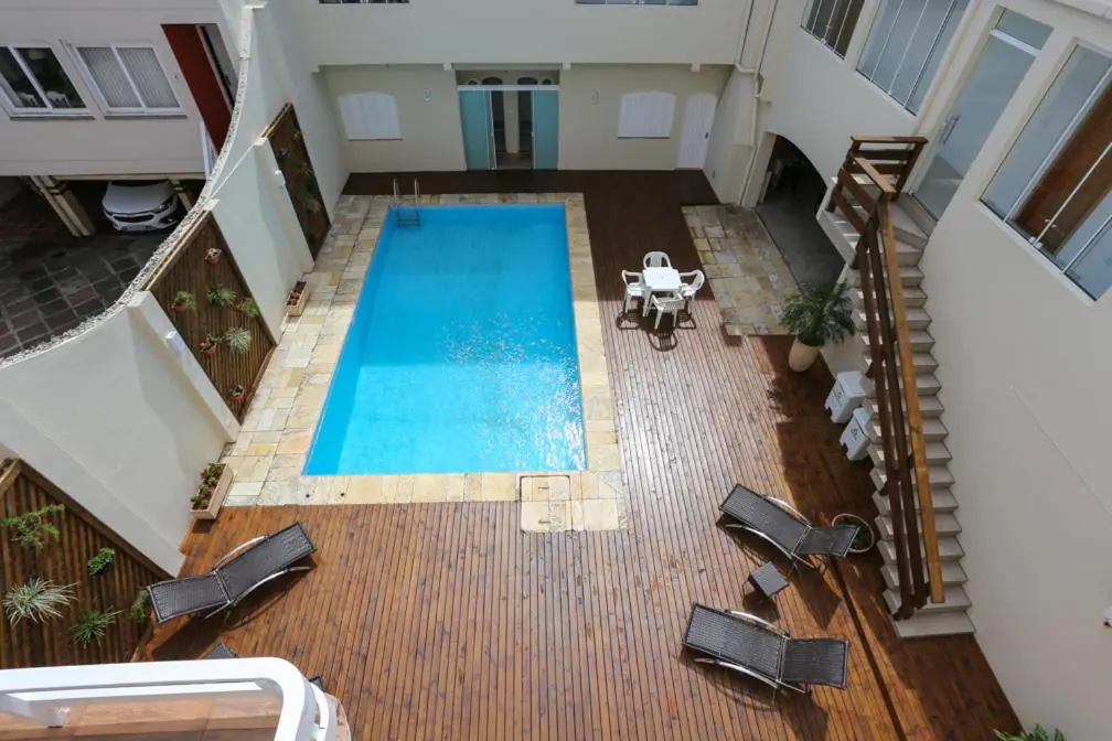 Piscina e pátio interno da Pousada Praia do Meio, na Prainha, Torres