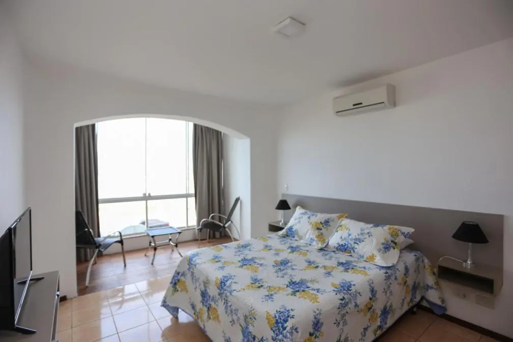 Quarto de casal de frente para o mar com janela em arco na Pousada Praia do Meio, Prainha, Torres