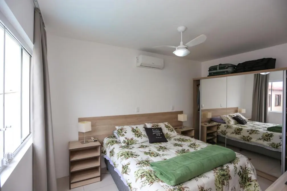 Quarto duplo com cama de casal e vista para a piscina, Pousada Praia do Meio, Torres
