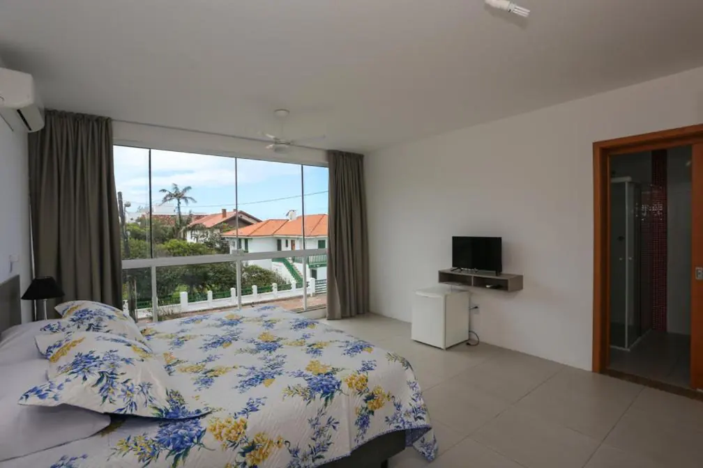 Quarto triplo com vista lateral para o mar, Pousada Praia do Meio, Prainha, Torres