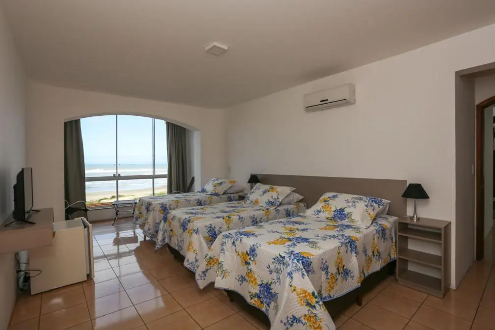 Quarto triplo superior de frente para o mar, com janela voltada à praia, Prainha, Torres