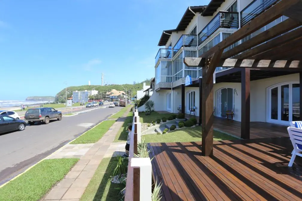 Rua e orla da Prainha vistas da pousada, em Torres/RS